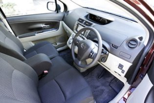 ����-����� Toyota Passo Sette, Daihatsu Boon Luminas